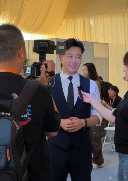 吴樾电影周幕后vlog 吴樾用vlog记录了成龙国际动作电影周的幕后瞬间，评审标