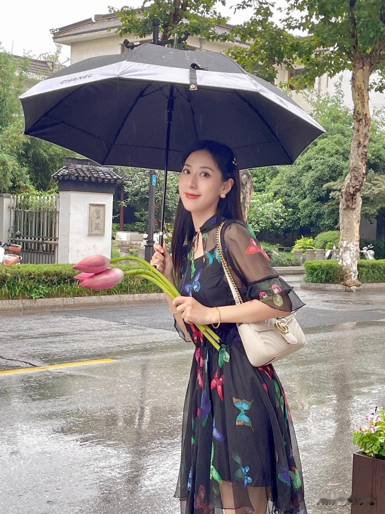 我在苏州平江路，我很想你
行在江南烟雨里
淋了一身的诗意