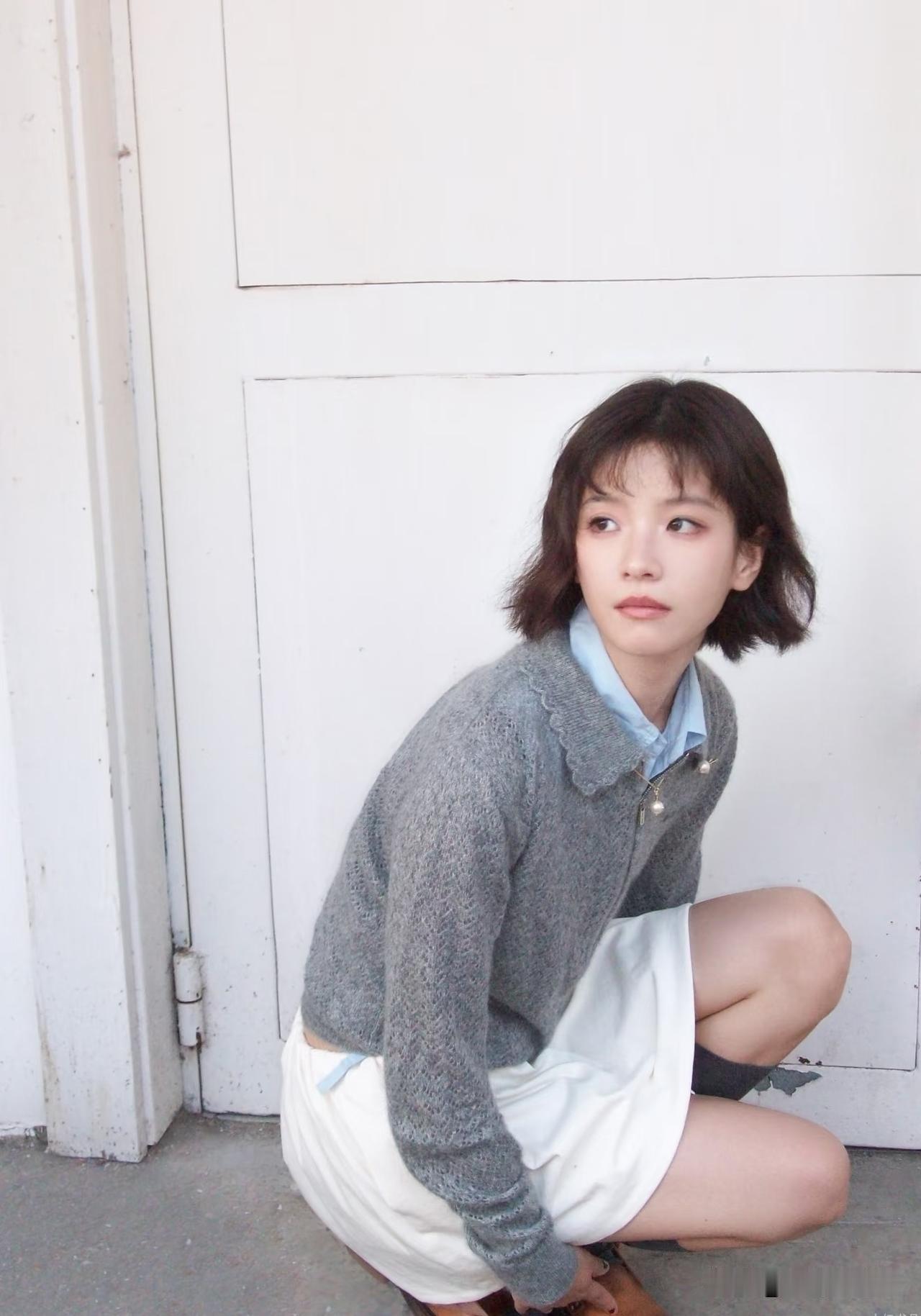 这女孩蹲着，看着有点酷。