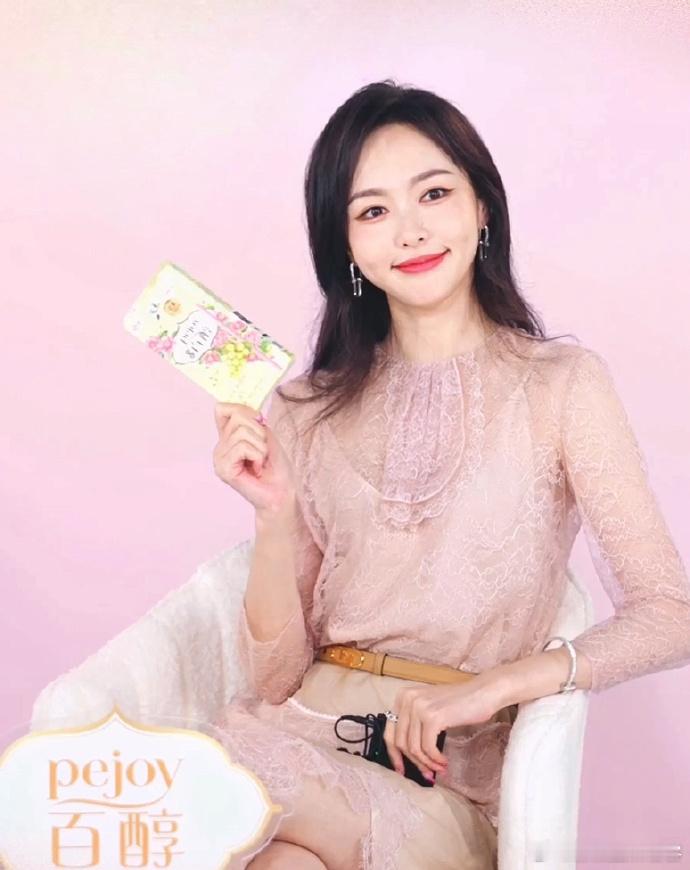 唐嫣今日直播截图真的太美了大明星气质笑容也可以治愈一切[抱一抱] ​​​