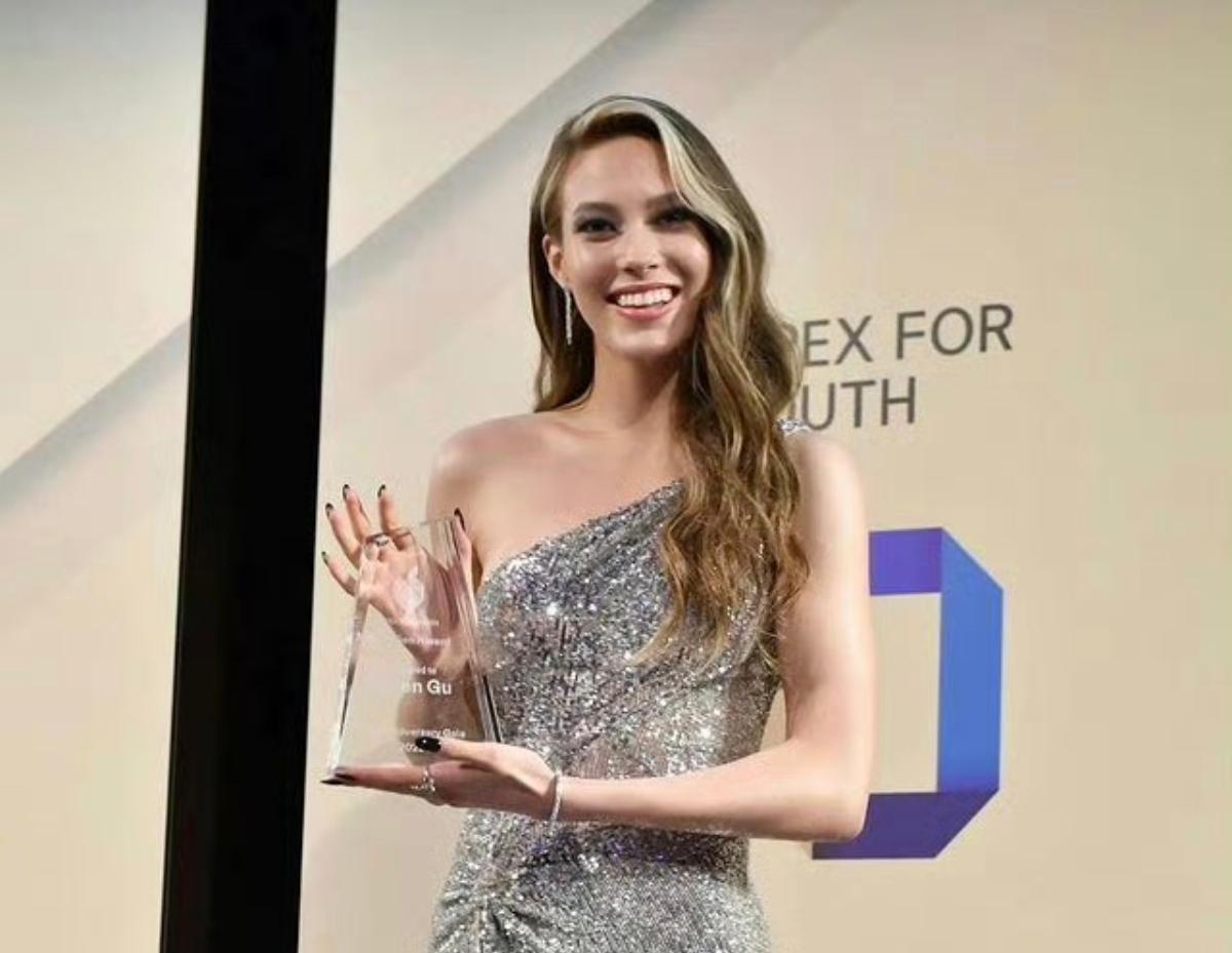 谷爱凌不容易！18岁时出征北京冬奥会，大跳台上凭借1620逆转夺冠，随后坡面障碍