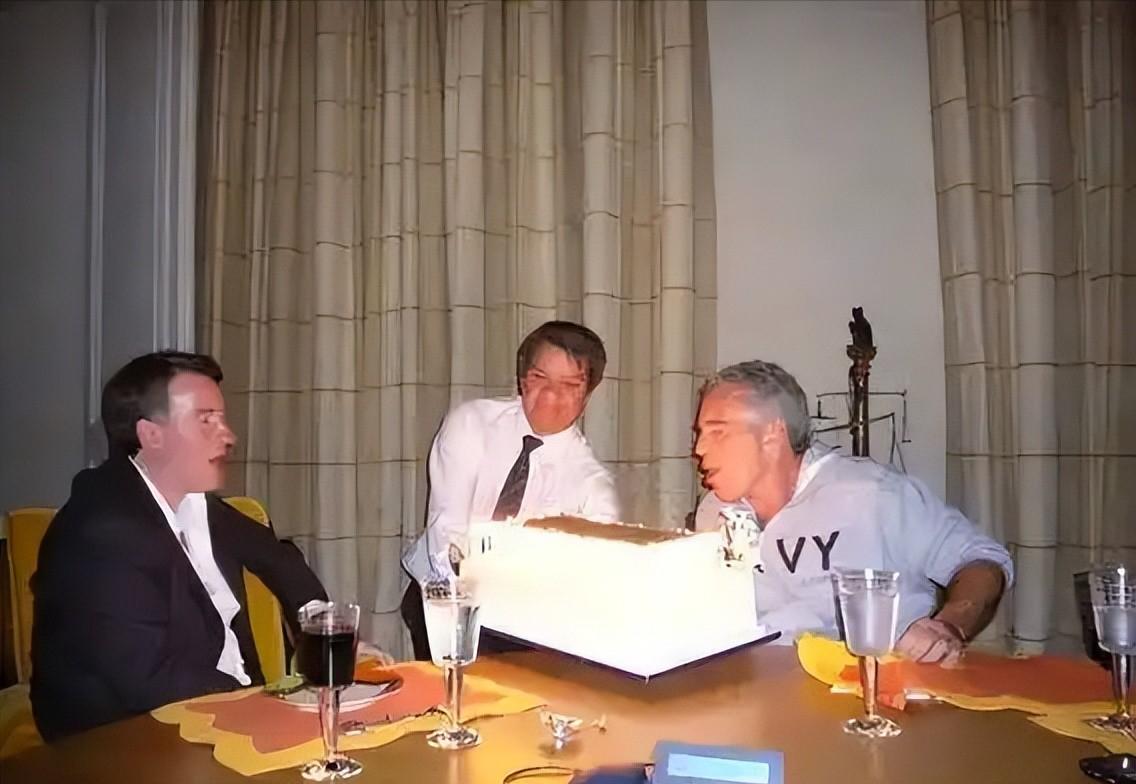 萝莉岛案实锤，美国刻意包庇不诉一人，中国记者一句话戳穿美式虚伪。

最近海外论坛