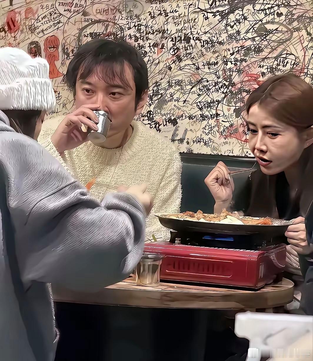 王思聪是典型的碳水脸他脸部浮肿松弛，一看就是熬夜高油高糖浸泡出来的，无关贫穷只有