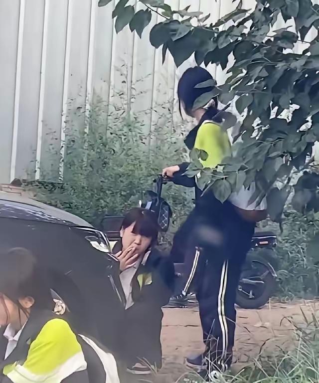 学校真该管管了，现在学生太放飞了。上课玩手机、迟到早退、穿得乱七八糟，女的涂口红