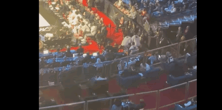 文班亚马第一节没有上场
他在干嘛呢？
他在热身