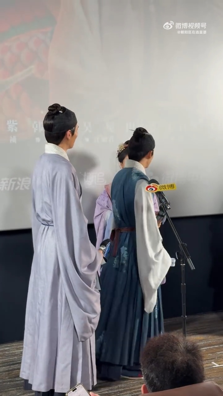  现场出现小争执，杨紫立马化身劝架小能手，软糯喊话制止打闹。接地气又搞笑的发言，