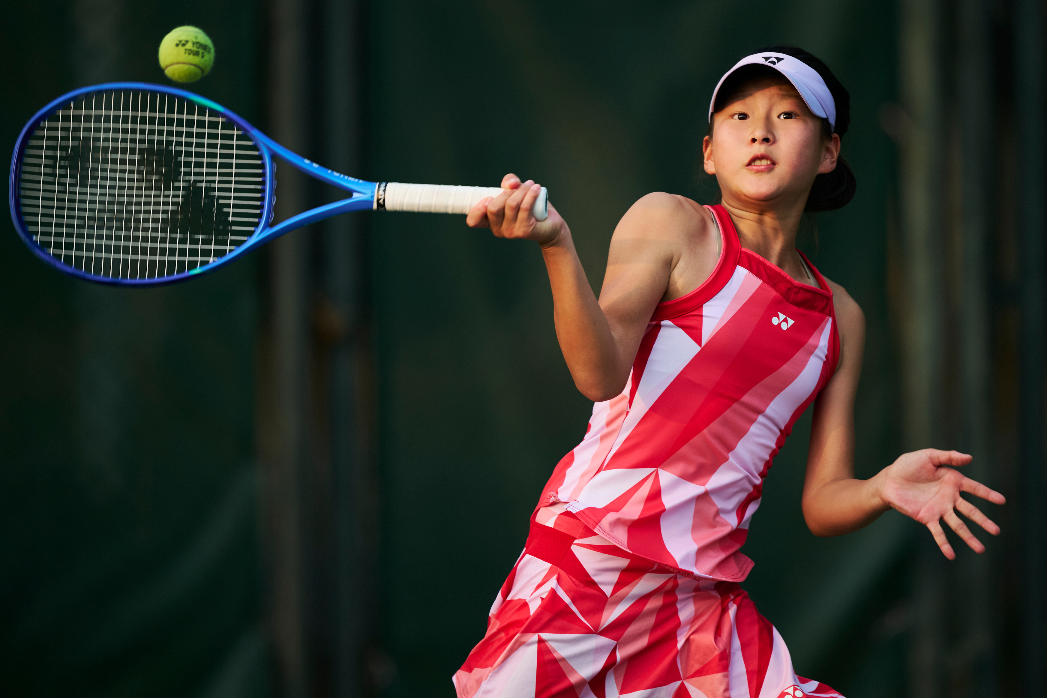 中国青少年网球运动员、未来之星朱玥琳2015年在广州奥体中心网球场尤尼克斯青少年