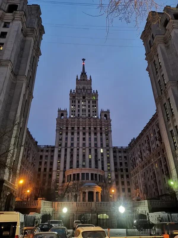 俄方在中东影响力像“硬核玩家”入场——靠军售、能源绑定盟友，又在叙利亚等局稳住基