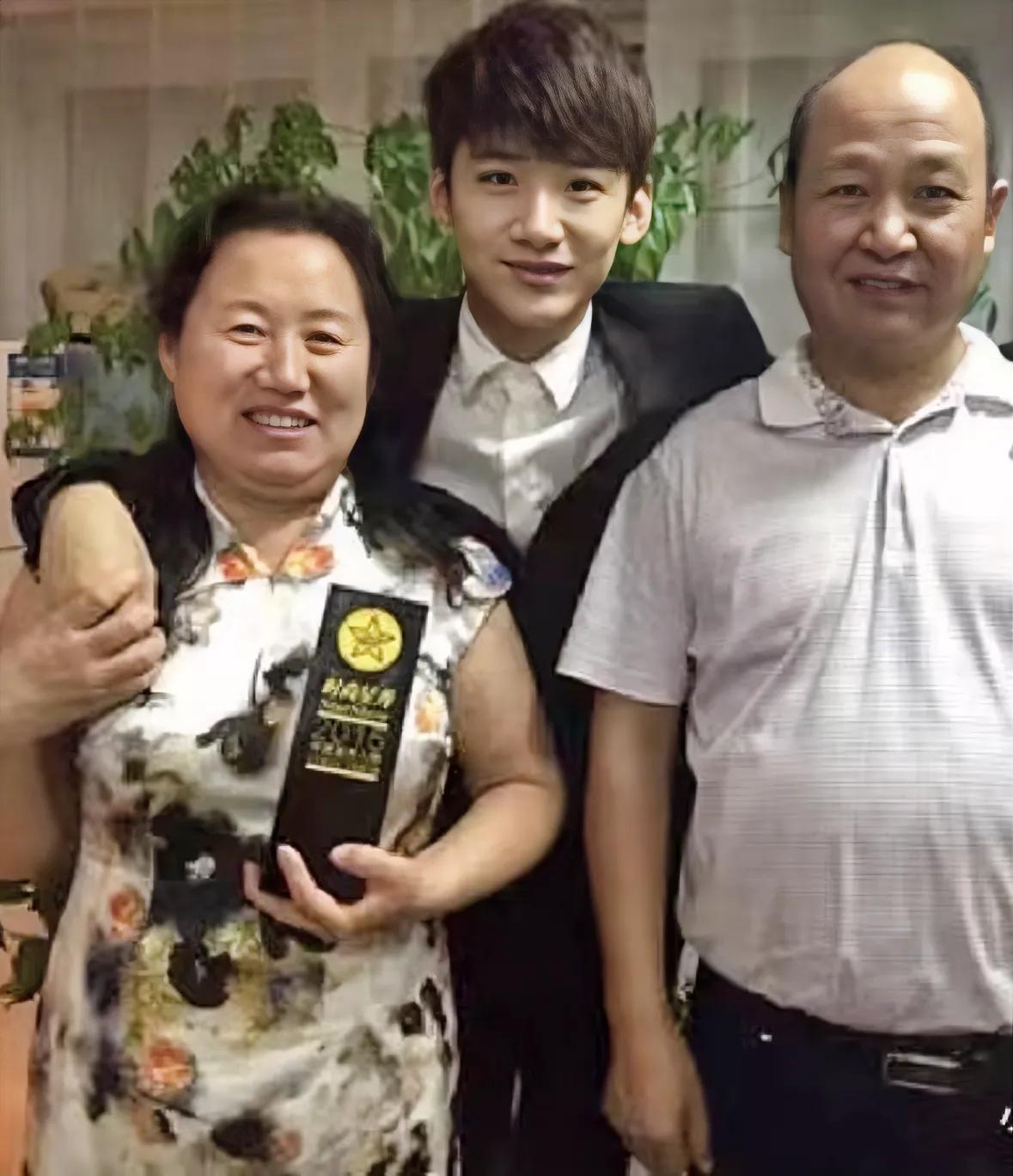 看了白敬亭跟他父母的合照白敬亭 
不禁感叹白这是中了什么基因彩票啊❗️❗️
为什