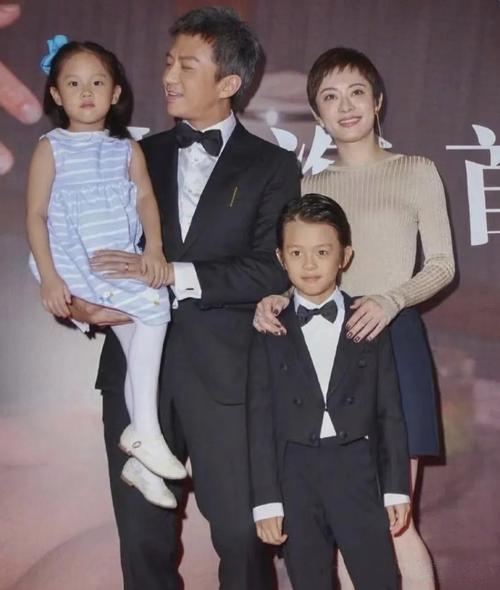 孙俪在社交平台晒出一家四口沙滩温馨合照。画面中，孙俪与邓超笑容灿烂，儿女活泼可爱