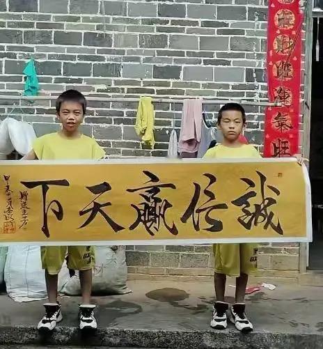 世上最小的江湖体书写者被一些别有用心的人捧上了天
其实这些人不是不懂书法，就是想