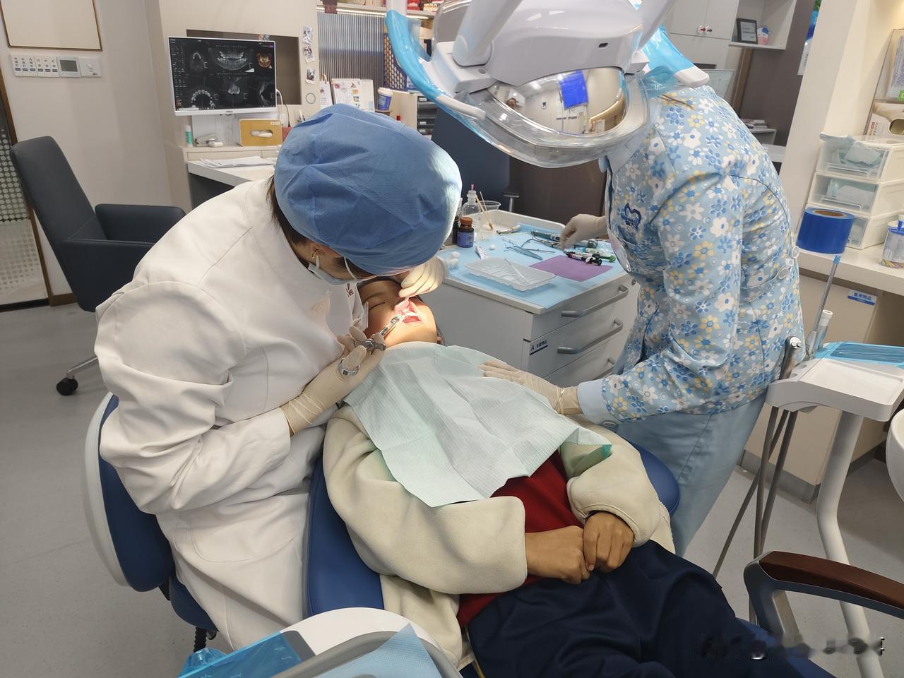 暖心仁医守护口腔健康 患者点赞彰显医者担当
 
12月15日傍晚，暨南大学穗华口