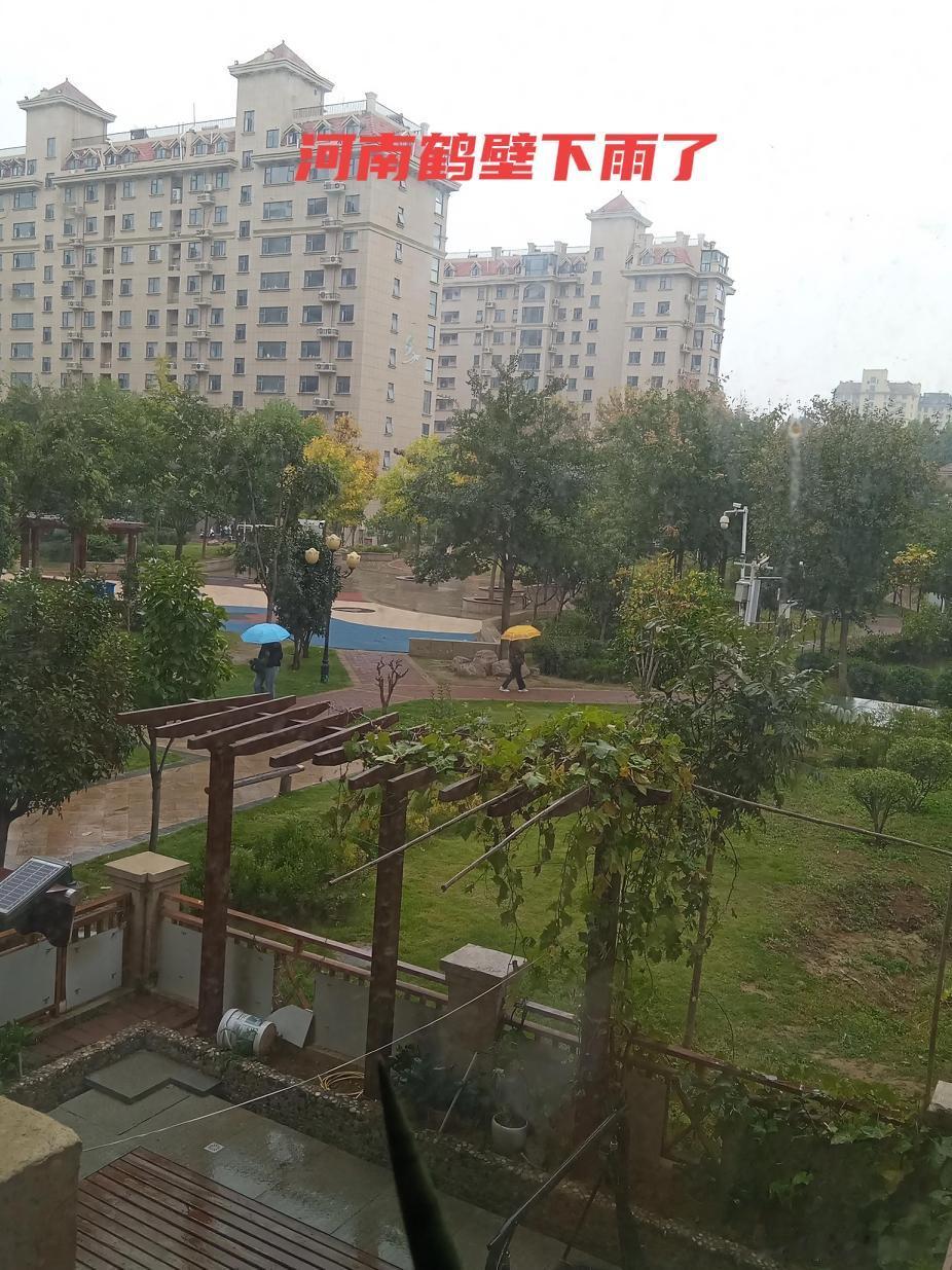 鹤壁下雨了！
 
河南鹤壁飘起小雨，天气转凉。出门的朋友们，随身备好雨伞，记得添