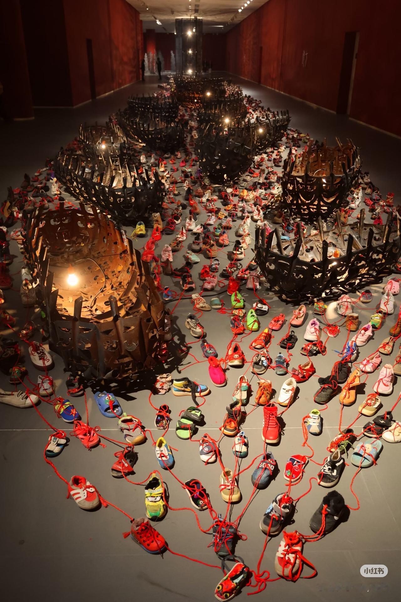 天津美术馆“红线串鞋子”展刚撤，争议还没消。 一堆旧鞋用红绳串成队，没说明没导览