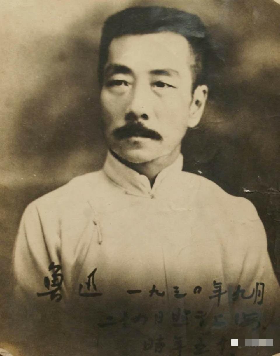 周建人回忆  父亲的葬礼  上


父亲断气后，长妈妈点红烛、燃香，我们兄弟各捧