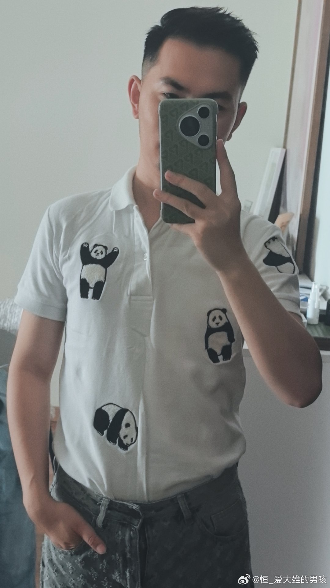 N年没穿过的衣服，再上身有些紧了。嗯，中年人的发福在悄悄的告诉… 