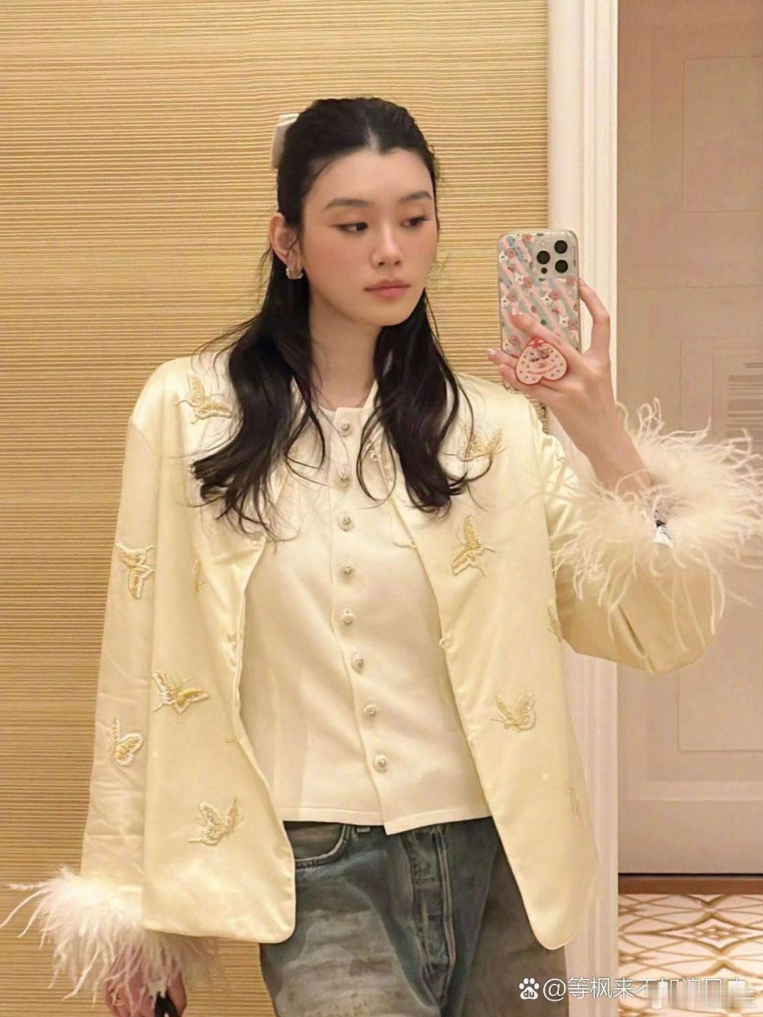 奚梦瑶上半身搭配挺好看的，就是这条脏脏裤一出镜，实在让人欣赏不来。 