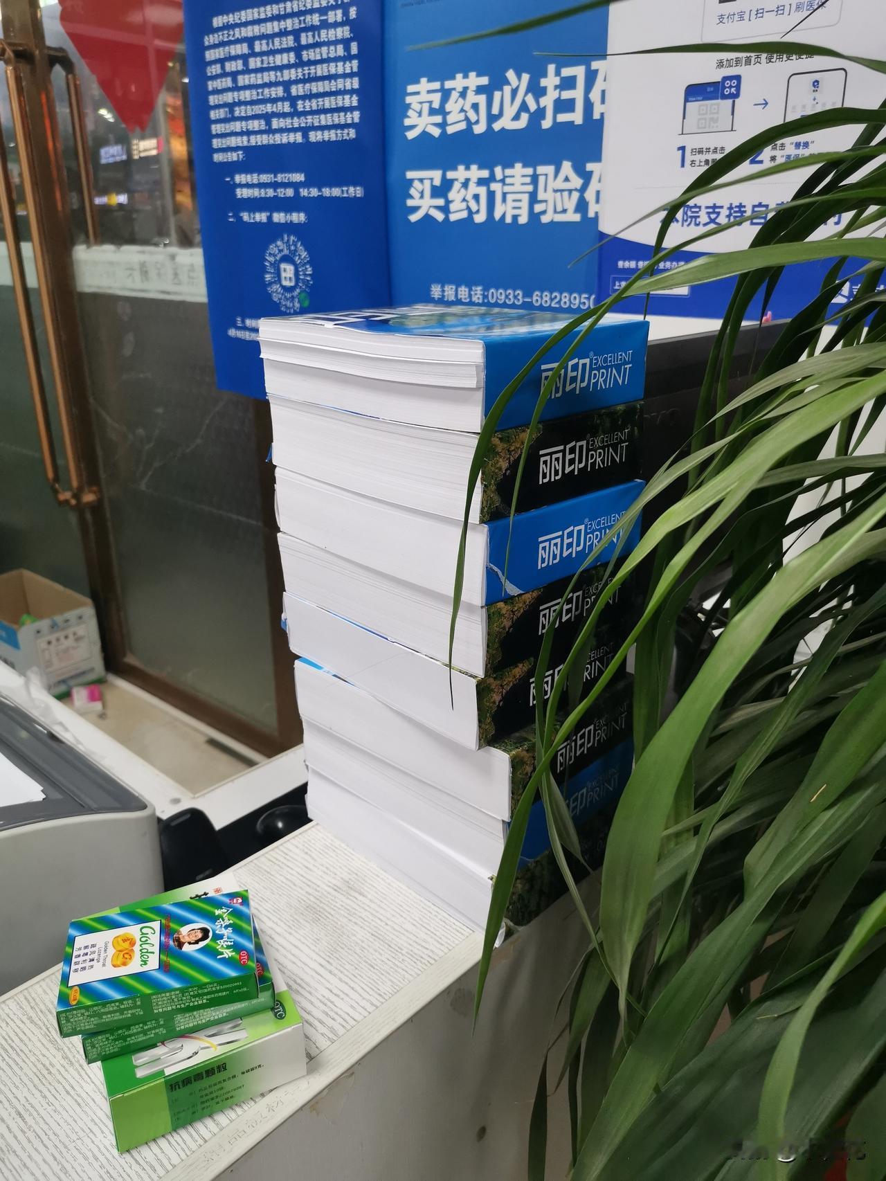 感觉到这个冬天特别冷。
今天晚上去社区诊所买一盒金嗓子喉宝，一进门，天啦，里面的