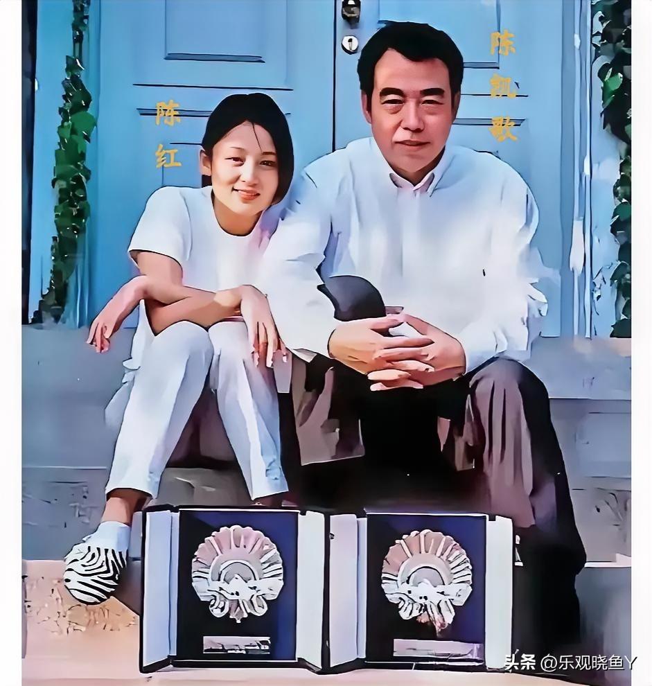 这张照片是陈红与陈凯歌在1994年热恋期间的珍贵合影，那时陈红26岁，陈凯歌42