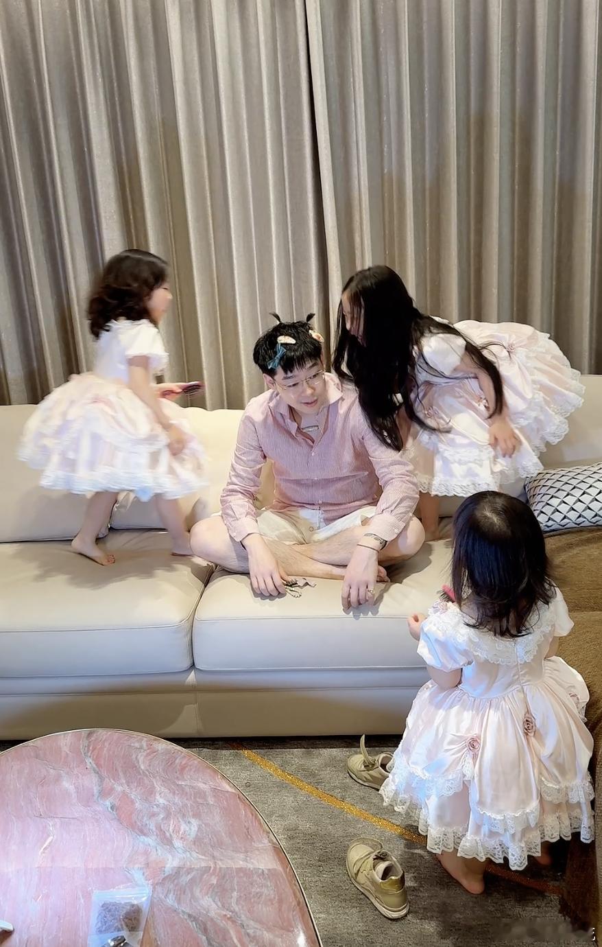 弹壳不语只是一味宠女儿弹壳加盟爸爸当家 家人们谁懂！官宣弹壳加盟后，他晒出的宠女