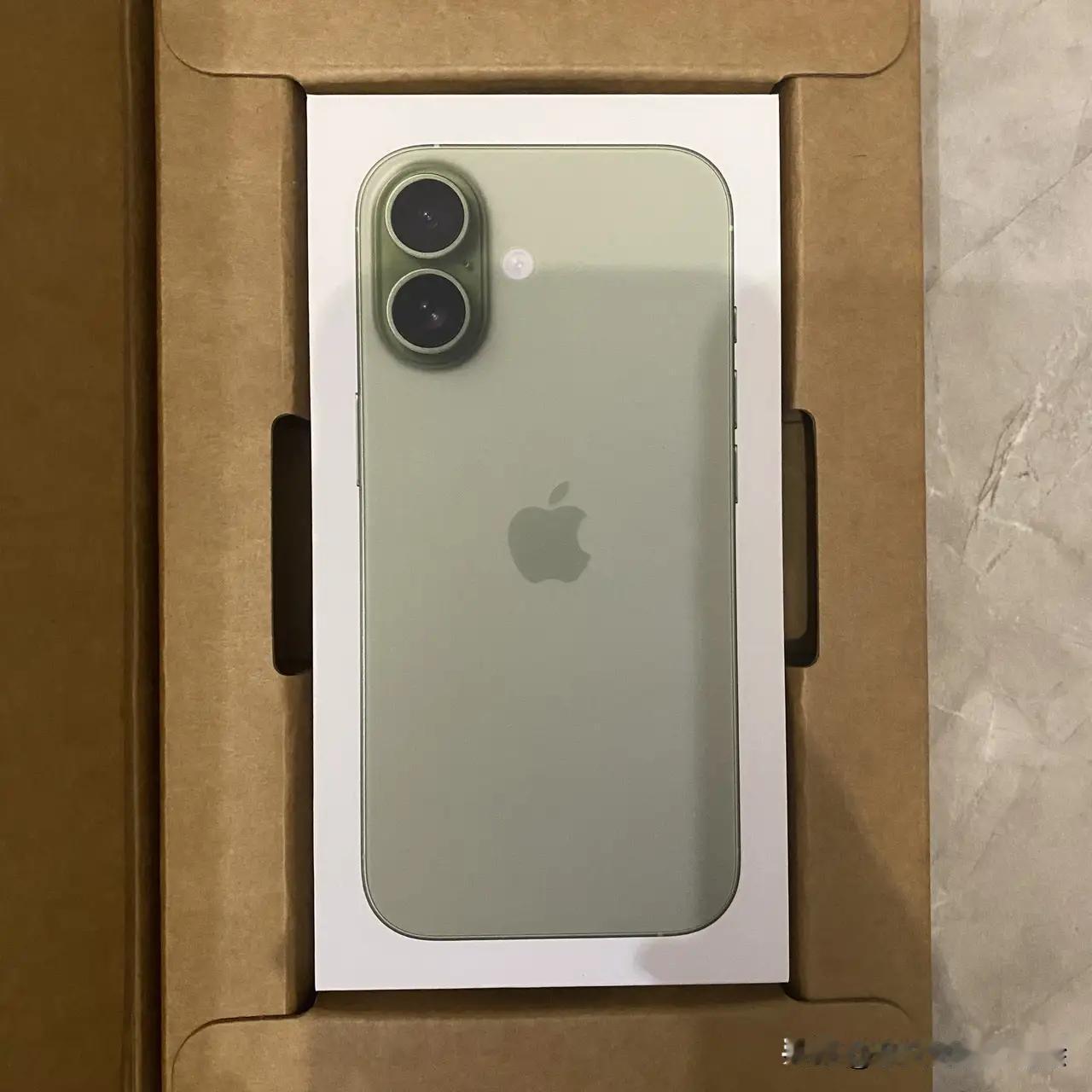 iPhone大降价一天进账32亿！苹果“低头”背后，藏着中产最后的倔强  

