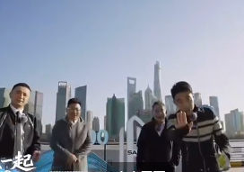 余承东官宣尚界首款轿跑明年上市央视直播里，鸿蒙智行尚界第二款轿跑亮相，撒贝宁看草