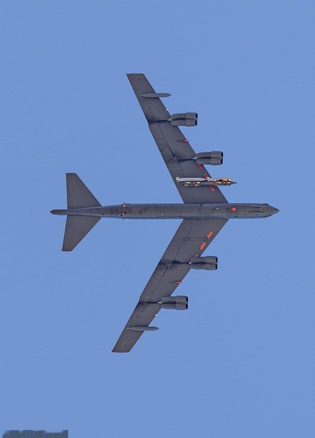 全球最危险的秘密，美国的新型“隐身”核导弹，终于在天际泄露。

一个飞机爱好者，