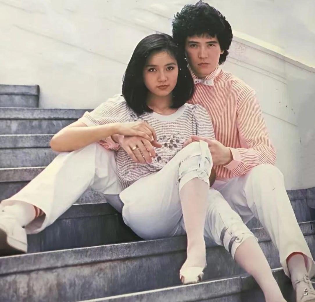 谁认识这个和费翔一起合影的美女？不要认错了哟！