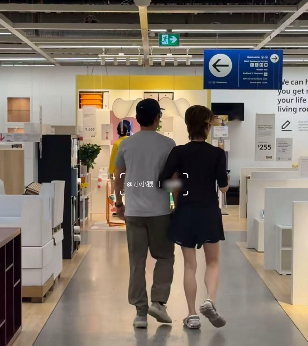 偶遇郑恺苗苗逛家具店加拿大偶遇郑恺苗苗逛家具店！加拿大偶遇郑恺苗苗逛家具店
