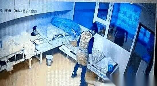 半米。
就半米远。
一个干瘦、浑身只剩一条裤衩的老爷子，像离了水的鱼，在冰凉的地