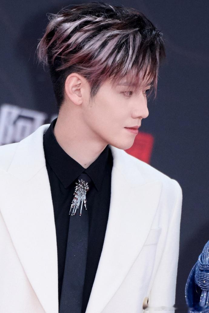 任豪腾讯星光大赏红毯造型  任豪星光盛开之际伴前行  不得不赞叹任豪腾讯星光大赏