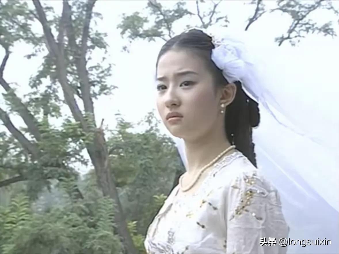 电视剧改编的白秀珠太低三下四了


其实，人家白秀珠是愿意嫁给金燕西，可是，一听