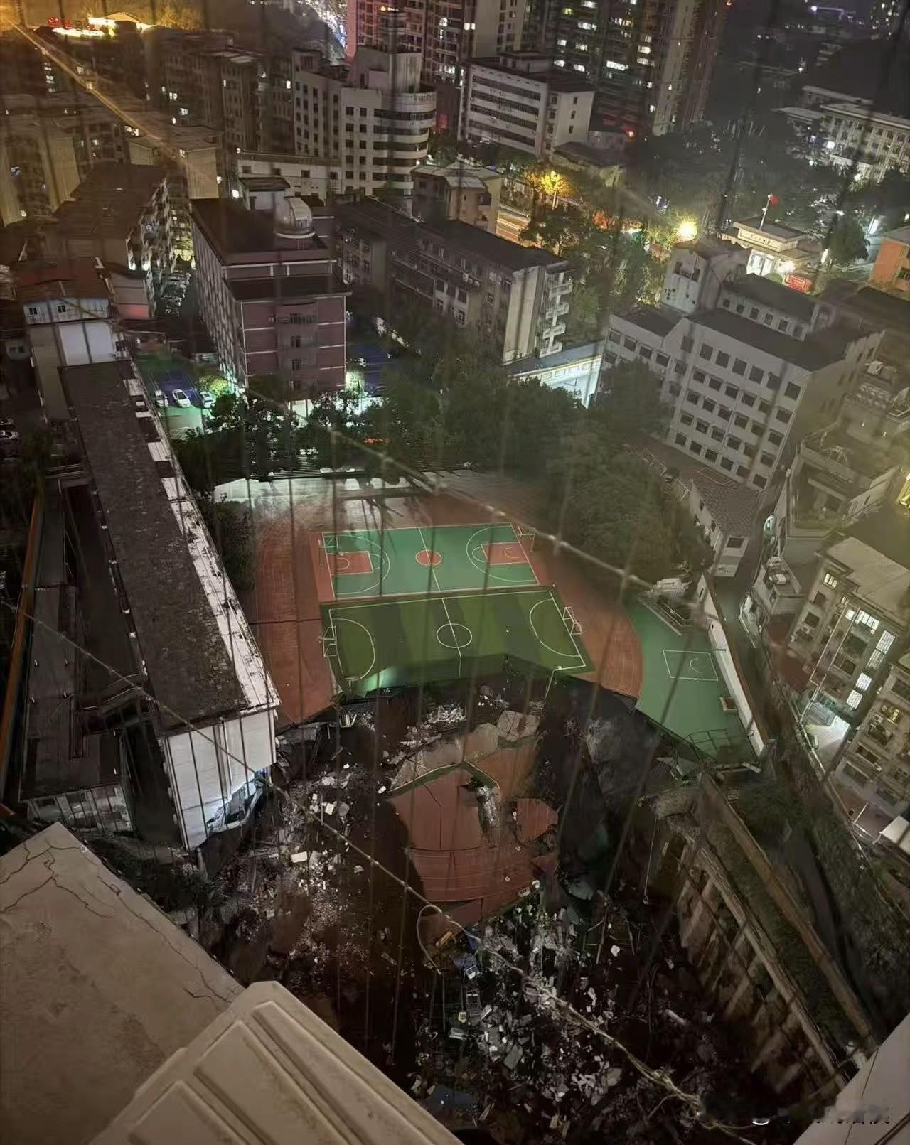 突发，湖南邵阳一小学坍塌

现场照片触目惊心

10月18日，湖南邵阳资江小学公