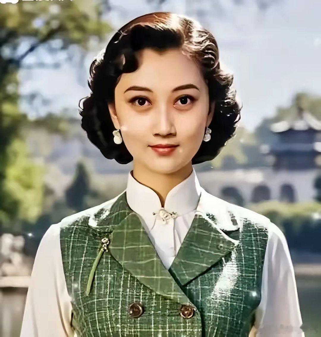 说曾黎是200年一遇的美女，那王晓棠就是千年难遇的美女了，曾黎和王晓棠一对比，真