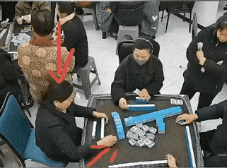 “太缺德了”  ，在一家麻将馆内，三女一男在打麻将，其中有一名女子手法娴熟的不断