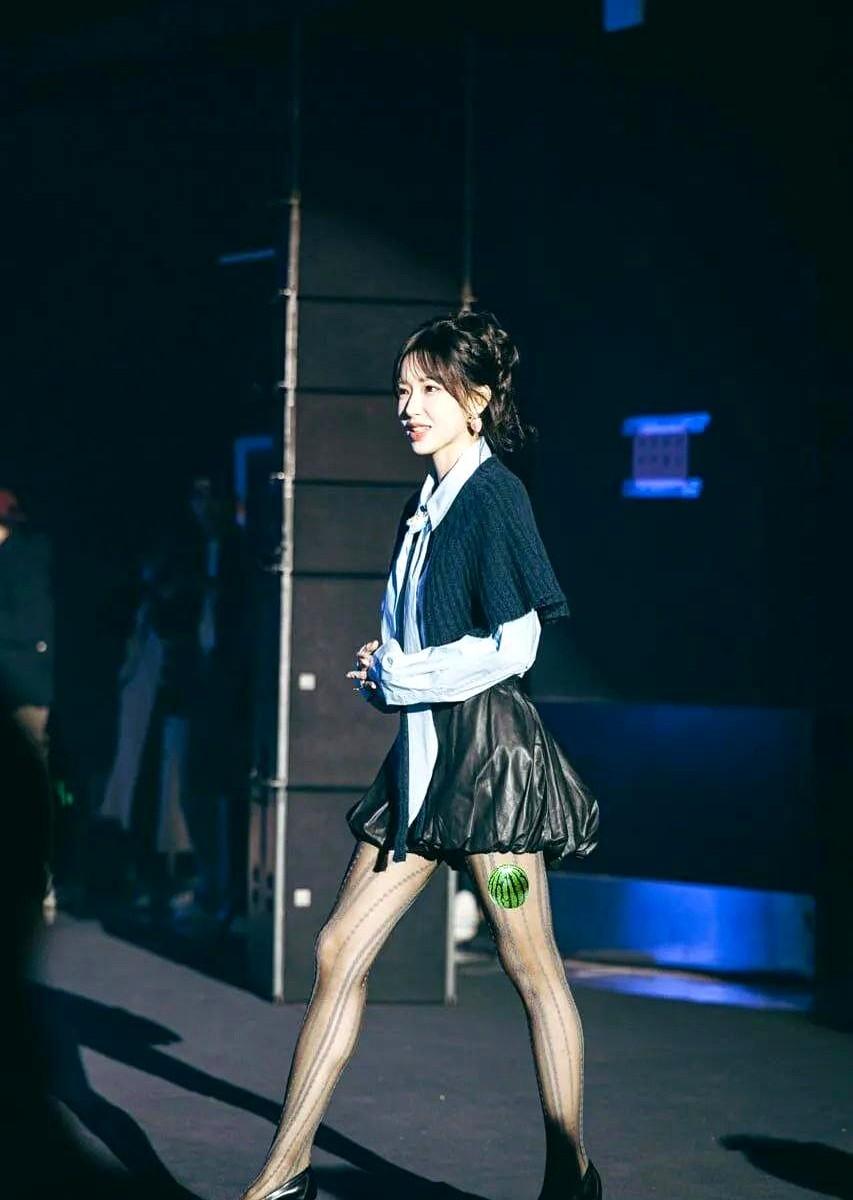 一位明星默默戴着联合国儿童基金会的蝴蝶结胸针，却没有大张旗鼓宣传，公众才发现她其