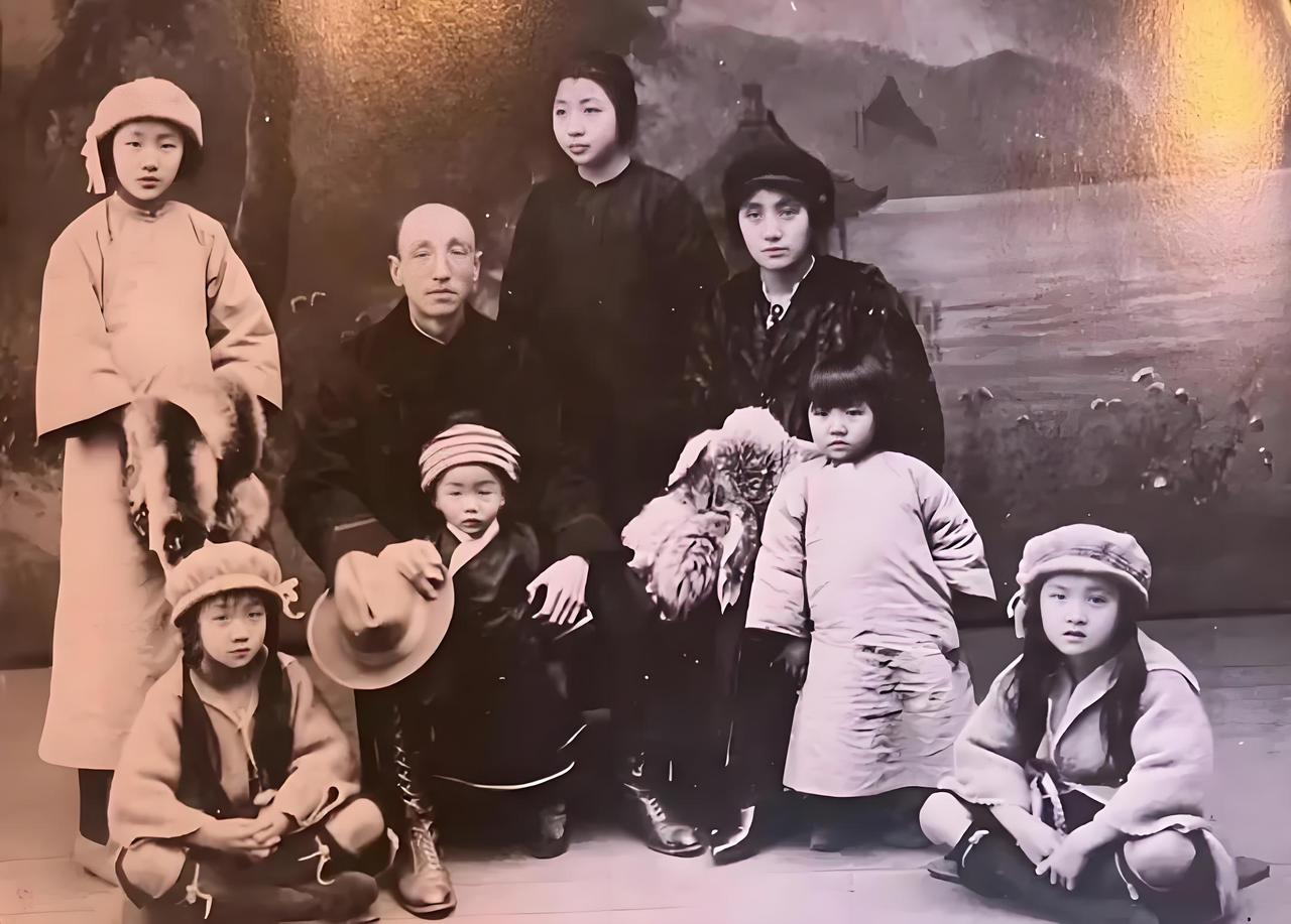 1925年的一个深夜，董竹君被丈夫夏之时扯住头发往墙上撞。她怀着第五胎，肚子已经
