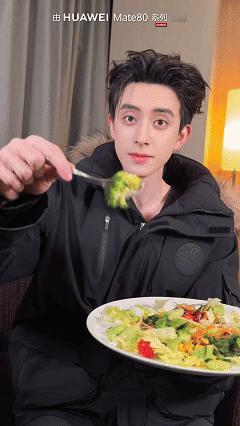 Mate80镜头下的浓颜系冲击力 敖瑞鹏俊朗立体，慢动作变装画面质感爆棚，每一幕