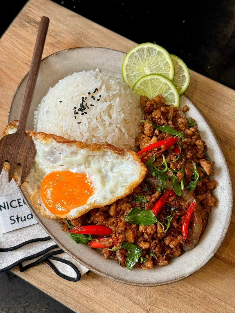 泰国打抛饭才是社畜之光五分钟上桌，十分钟光盘，像极了我们干脆利落的生存哲学。 