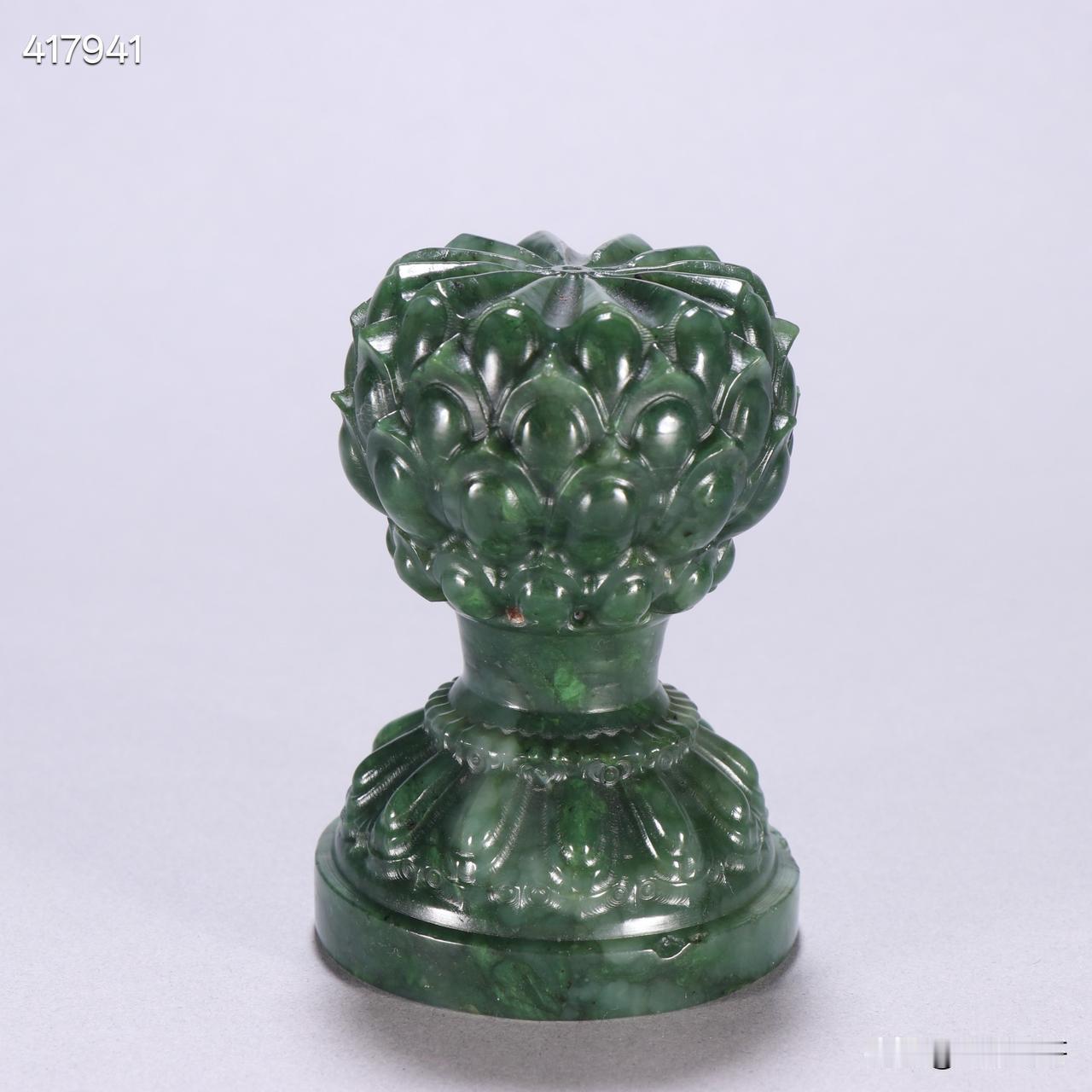 旧藏 碧玉莲花台宝莲灯
规格：高8.2cm宽6cm