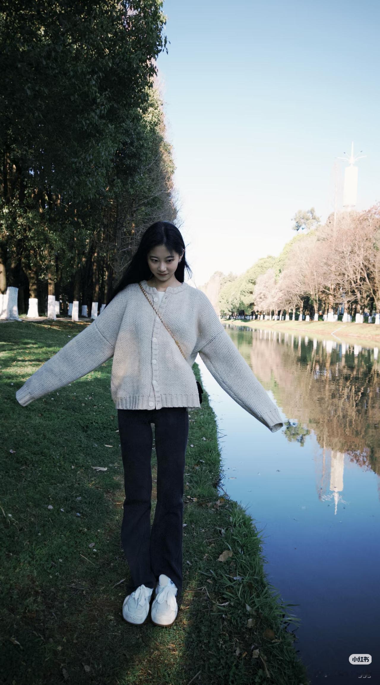 湖光潋滟映芳姿，绿树成荫映美人。