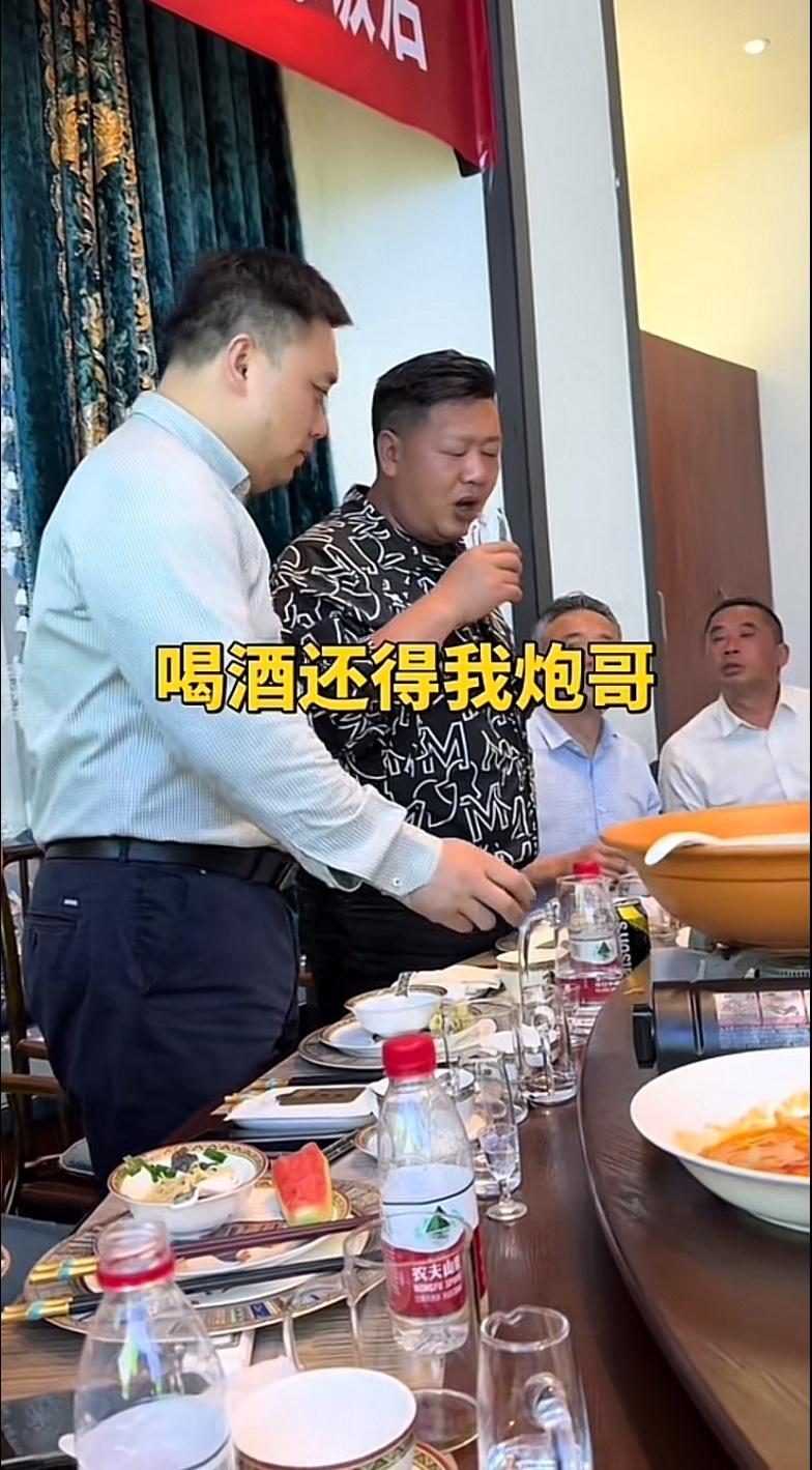 张大炮喝酒太狠了，他正在表演公道杯一口闷。从端杯到把整个杯子放入口中，仰头一秒，