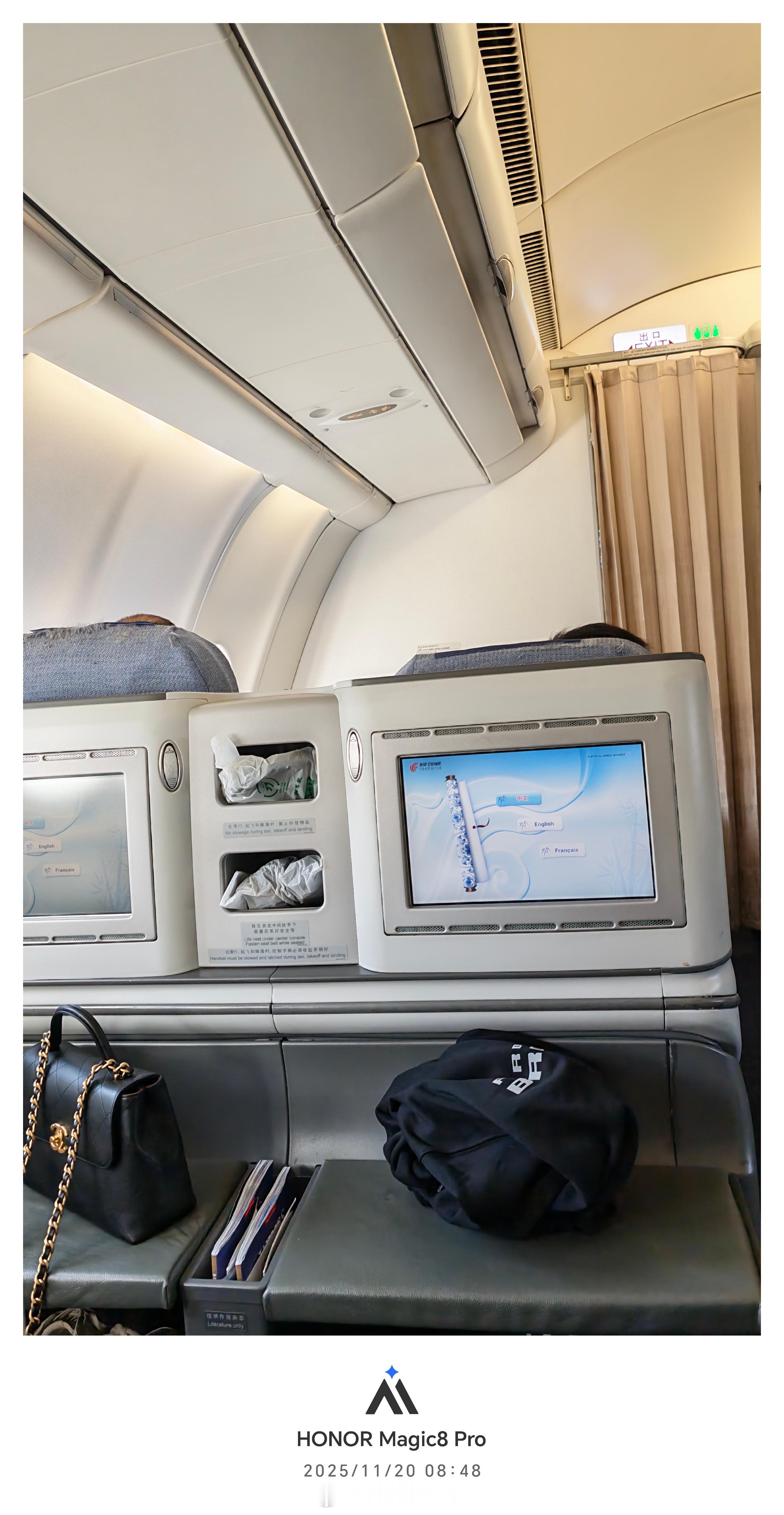 出发广州车展了感谢国航的升舱这次是杭州飞比北京飞近一小时舒坦～ 