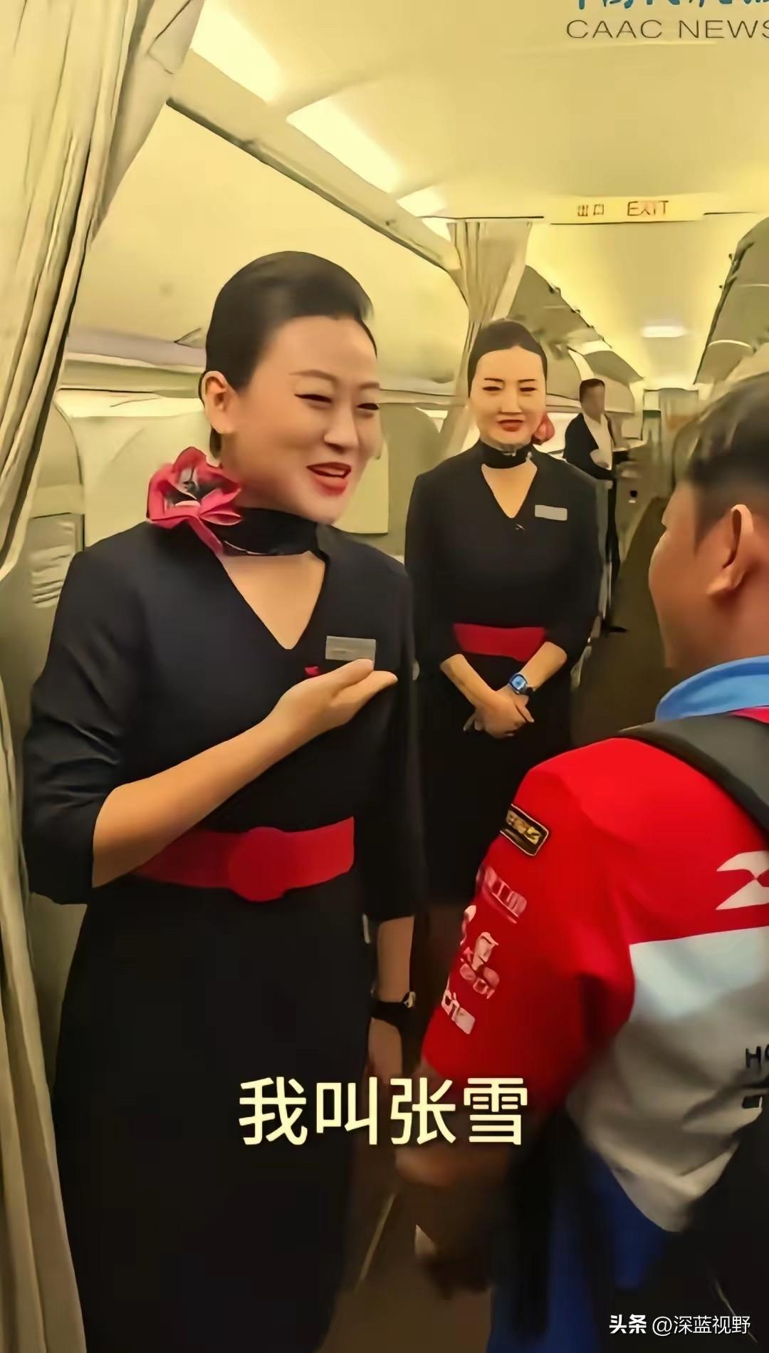 万米高空的航班上，发生了一场特别奇妙的相遇。
张雪搭乘航班去往上海，准备参加摩托