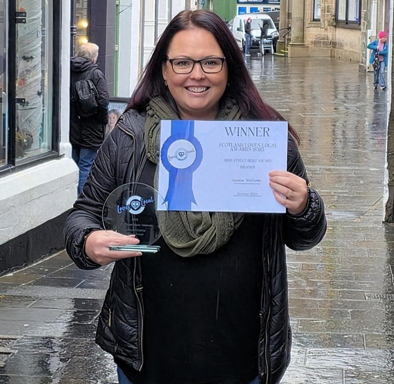 【国内渡轮用手机，竟收巨额国际漫游费？】近日，乔安妮·威廉姆斯的女儿乘坐往返于设