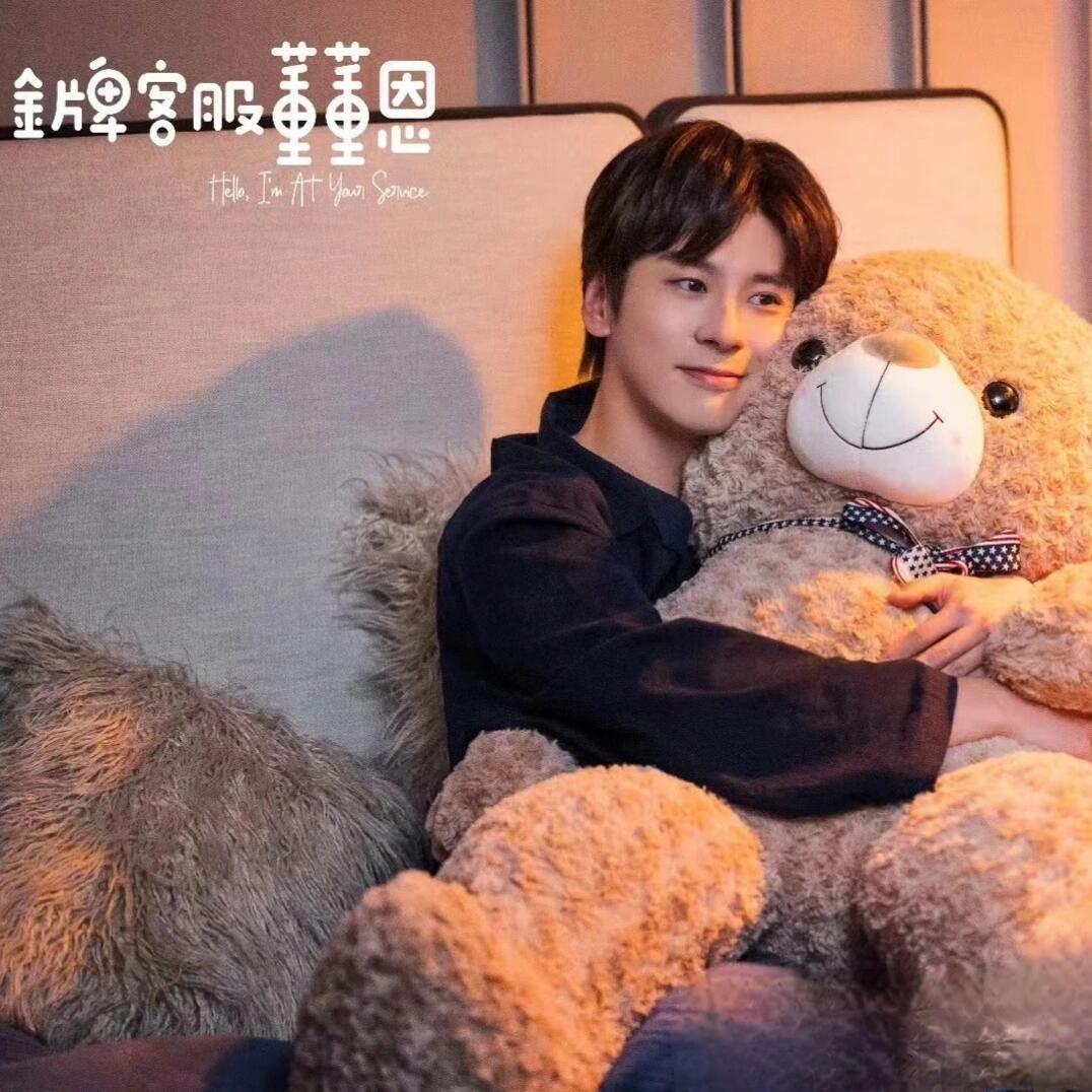 魏哲鸣10年19部现偶 他的苏感藏在哪里？是章斯年推金丝眼镜时指尖的弧度，是纪昱