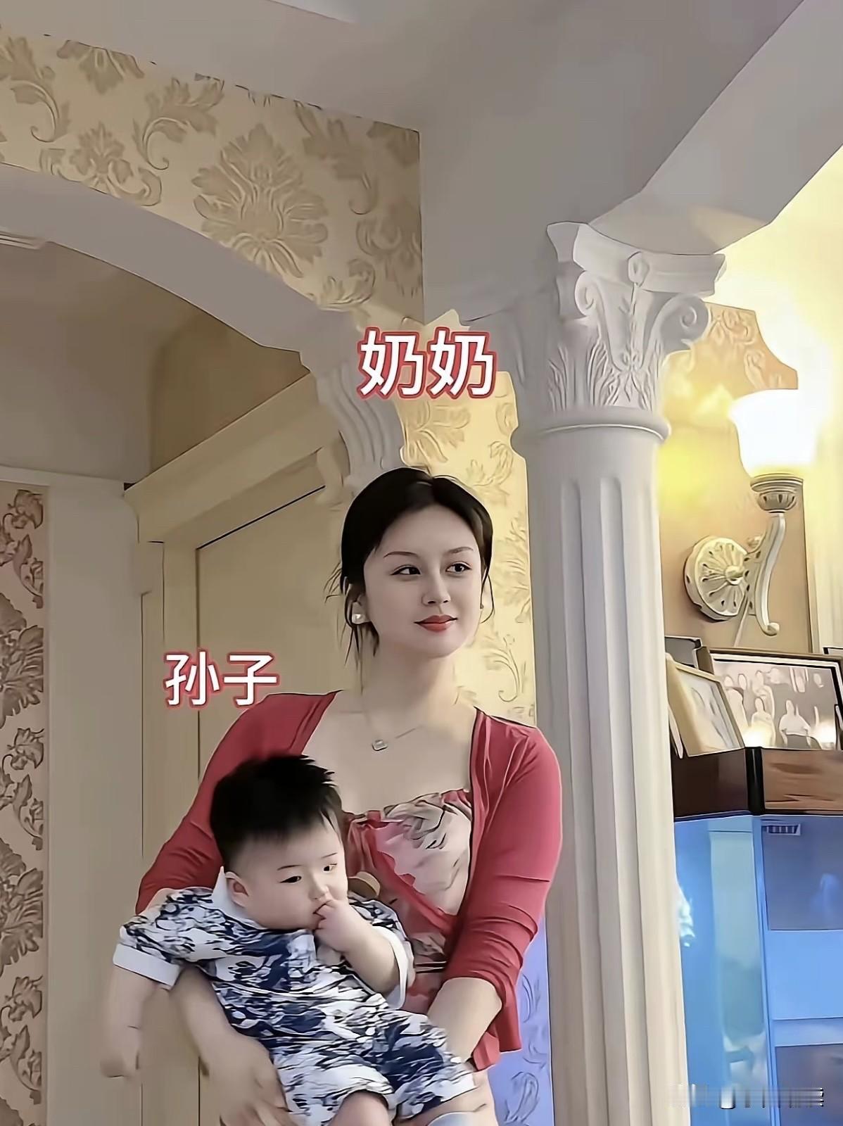 天啊，这位奶奶看着比我刚结婚的小媳妇儿还要年轻漂亮，真是让我情何以堪啊！
