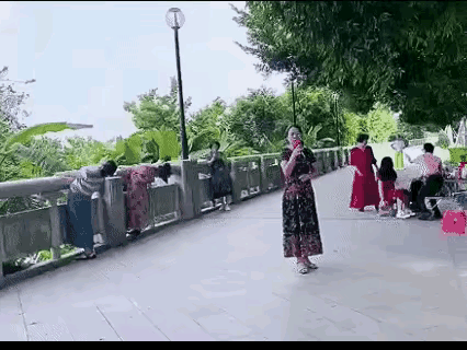 也真服了这个大妈，错把护栏，当成了健身器材！

上一秒，摇晃得正起劲儿，紧紧抓住