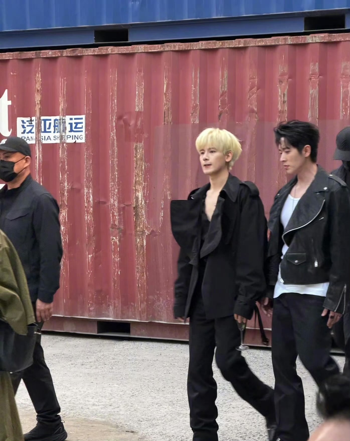 丞磊胡先煦余承恩同框看秀，三位大帅哥同框 对我眼睛这个好啊