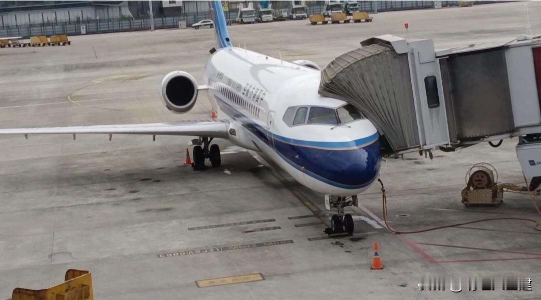 你见过飞机发动机在机尾两侧的吗？今天我见了！